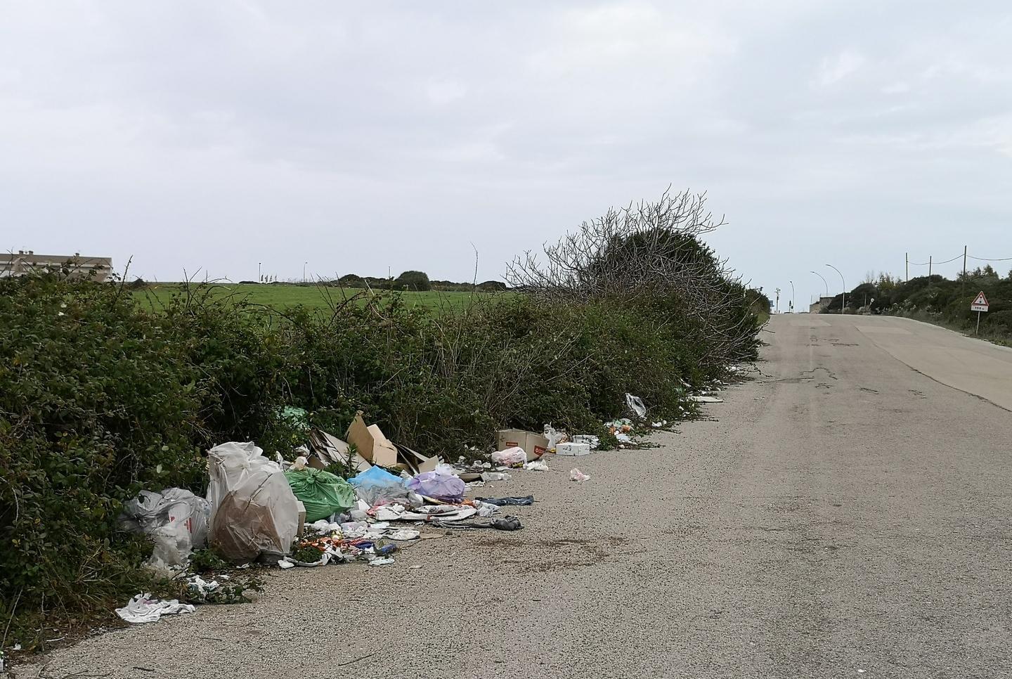 La strada per il nuovo cimitero un immondezzaio a cielo aperto
