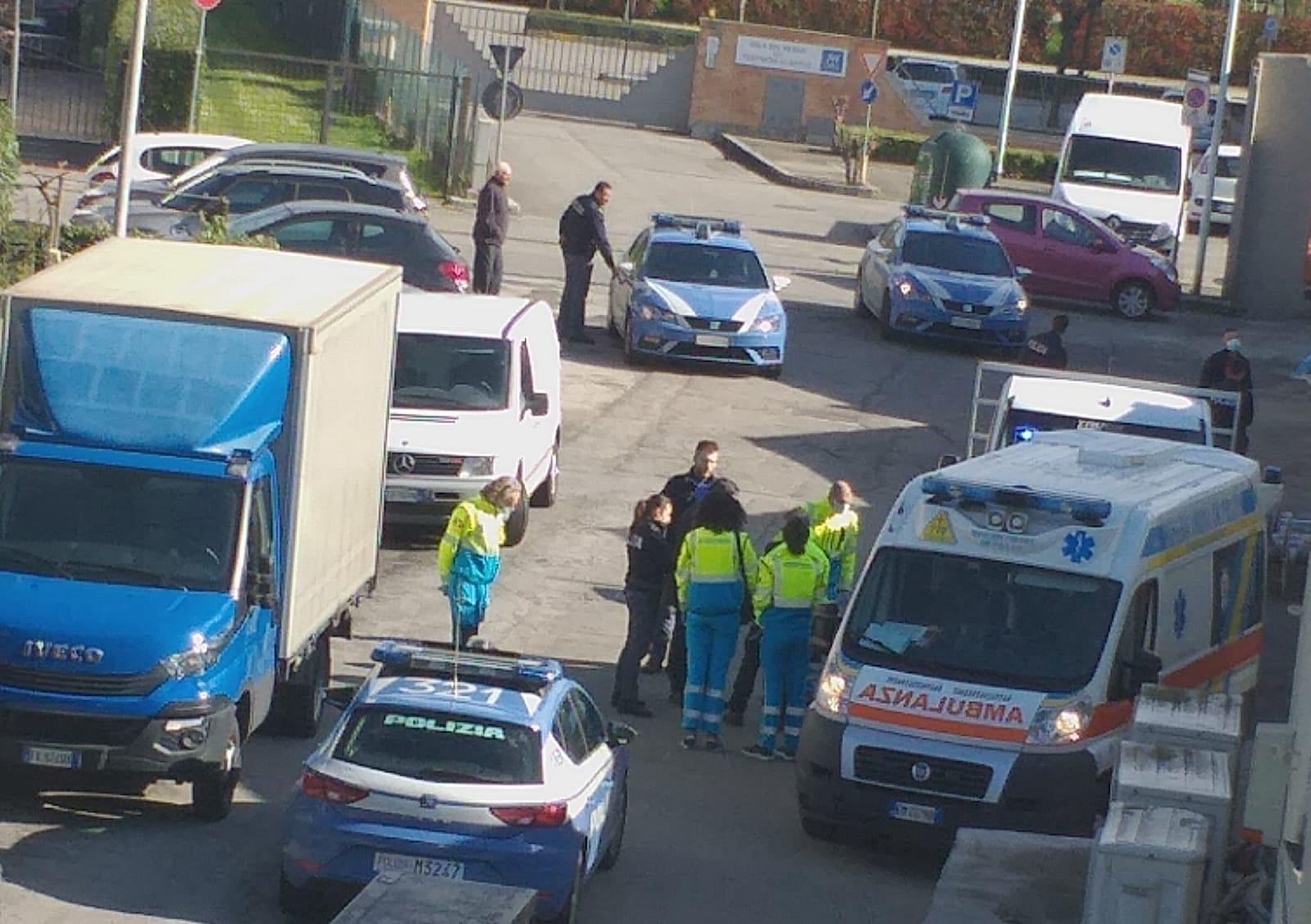 L'intervento di polizia e ambulanza della Pubblica Assistenza in via Montenero a Narnali