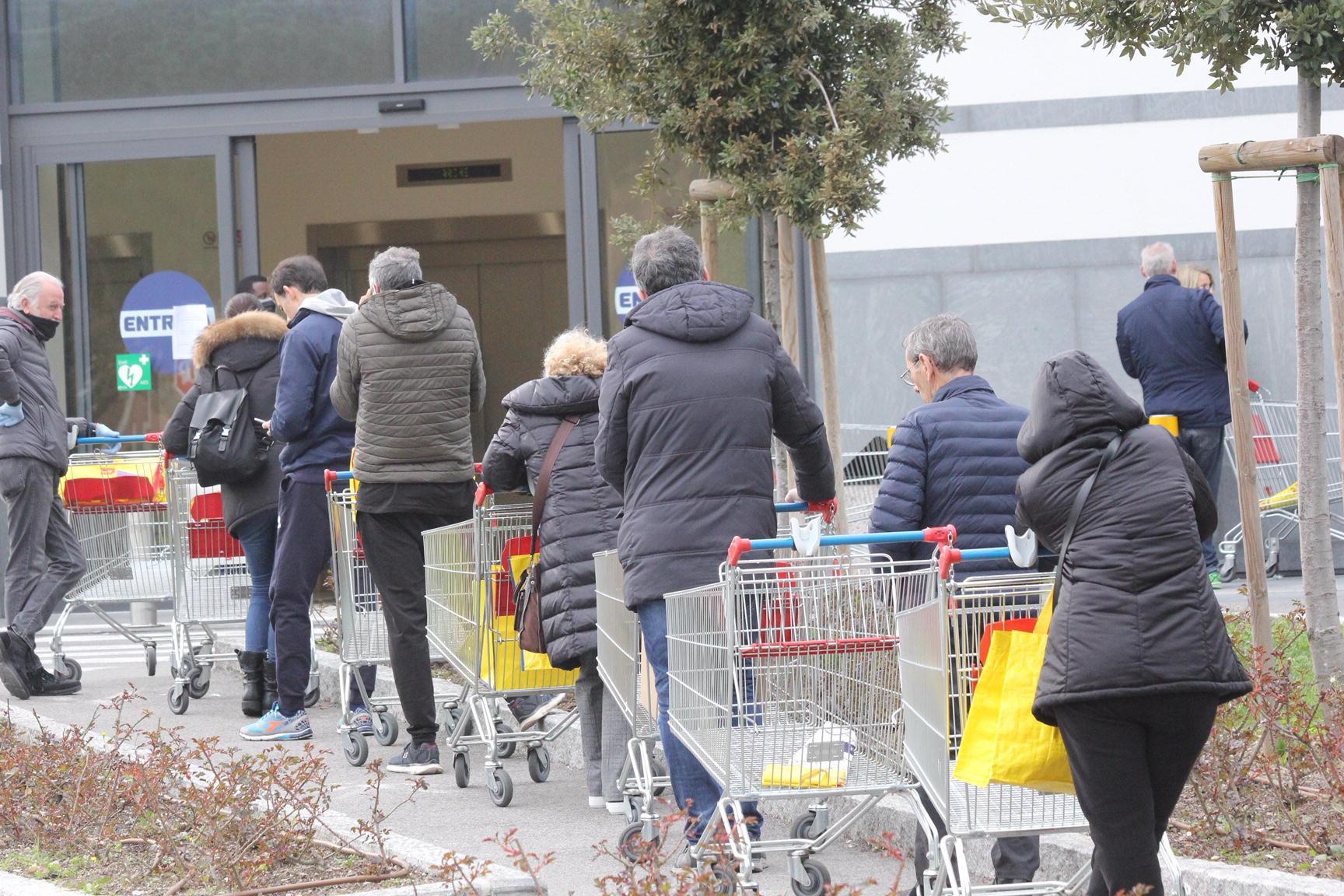 Tutti in fila davanti ad un supermercato (foto Batavia)