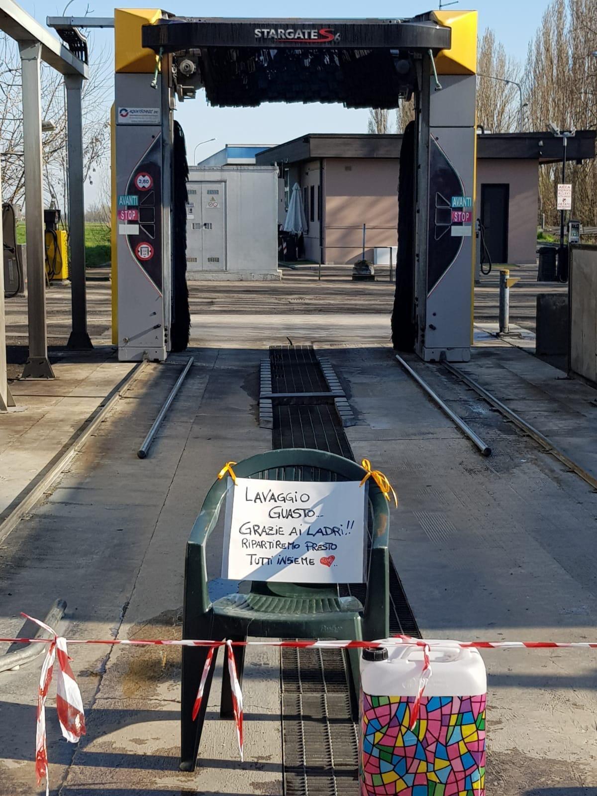 Il cartello lasciato dai titolari all'autolavaggio di Reggiolo per segnalare il furto