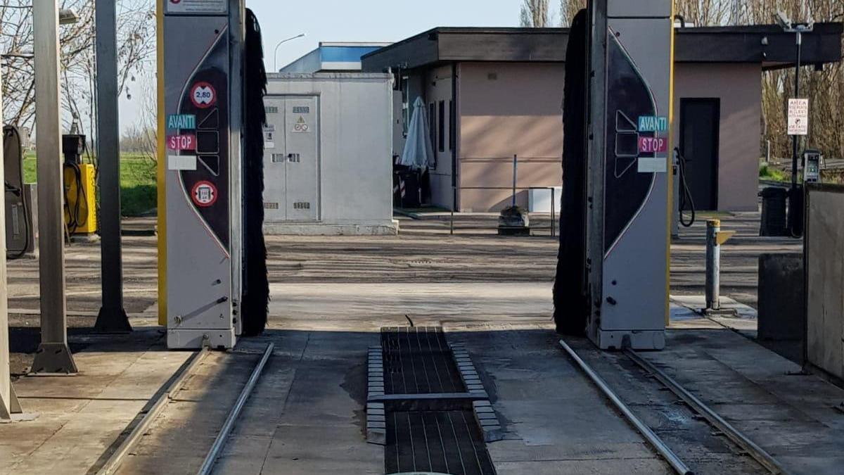 Il cartello lasciato dai titolari all'autolavaggio di Reggiolo per segnalare il furto
