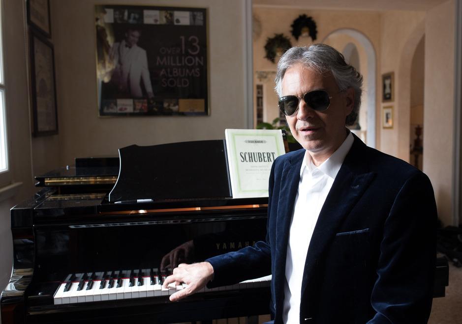 Il consiglio di Bocelli: «Ascoltate tanta musica, è un antidoto contro la paura» 
