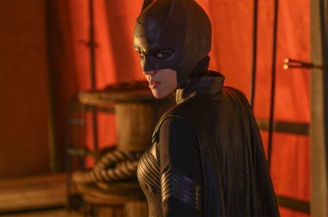 Capelli rossi e tuta nera per Batwoman