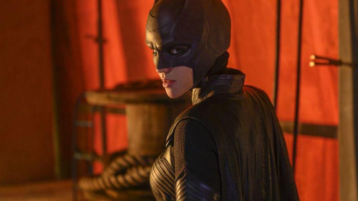 Capelli rossi e tuta nera per Batwoman