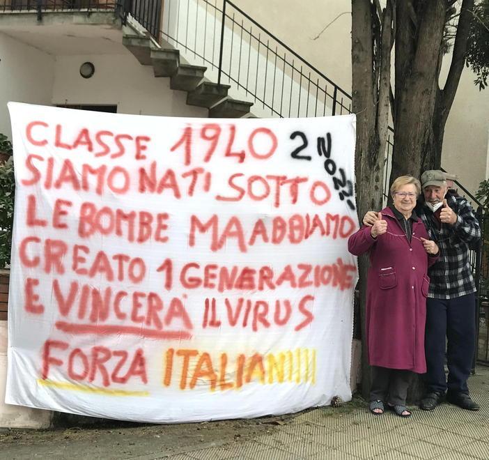Mauro Frosali e Anna Valleri al lato dello striscione