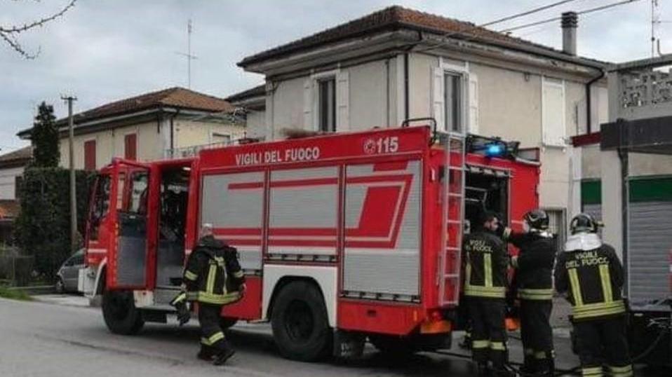 Fiamme nell’autofficina a Marmorta: quattro intossicati trasportati in ospedale