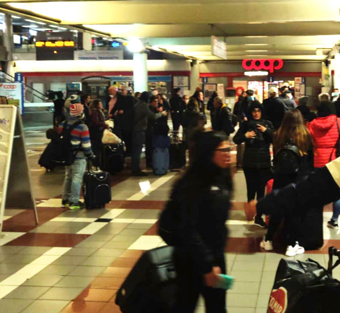 Centinaia di emigrati sardi bloccati per ore nei porti prima del ritorno a casa