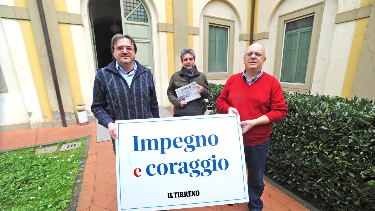 La foto è stata scattata da Lorenzo Gori nel giardino della redazione del "Tirreno" in via Cosimo Trinci a Pistoia. Da sinistra: Luca Daddi (capo della redazione), Massimo Donati (redattore), Fabio Calamati (vicecaposervizio)