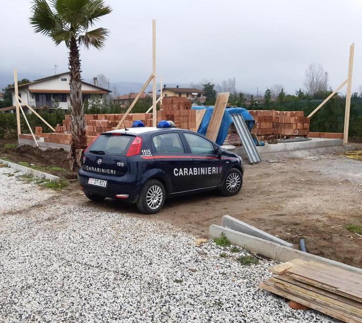Sigilli a cantiere edile abusivo a Poveromo. Denunciato un giovane italiano 