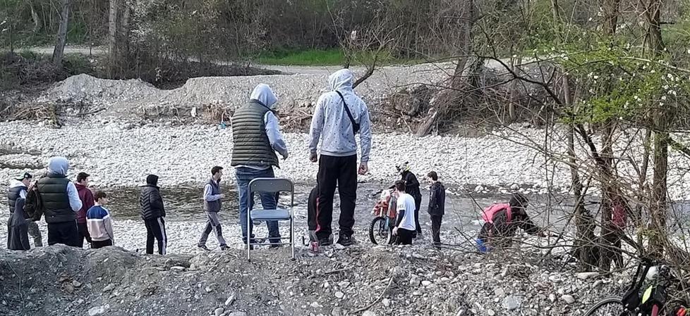 Ragazzini affollano le sponde del Tresinaro, il sindaco: «State a casa» 