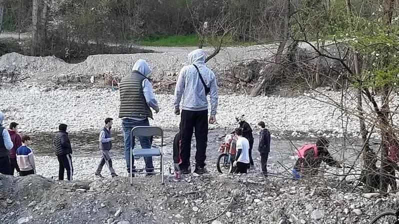 Ragazzini affollano le sponde del Tresinaro, il sindaco: «State a casa»