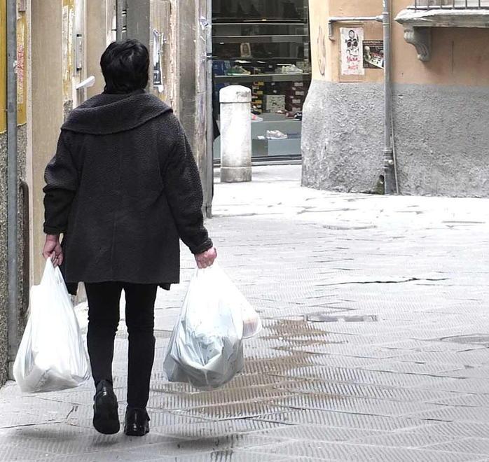 Aumentano i rischi di incontrare balordi per chi esce di casa per necessità (foto Fabio Muzzi)