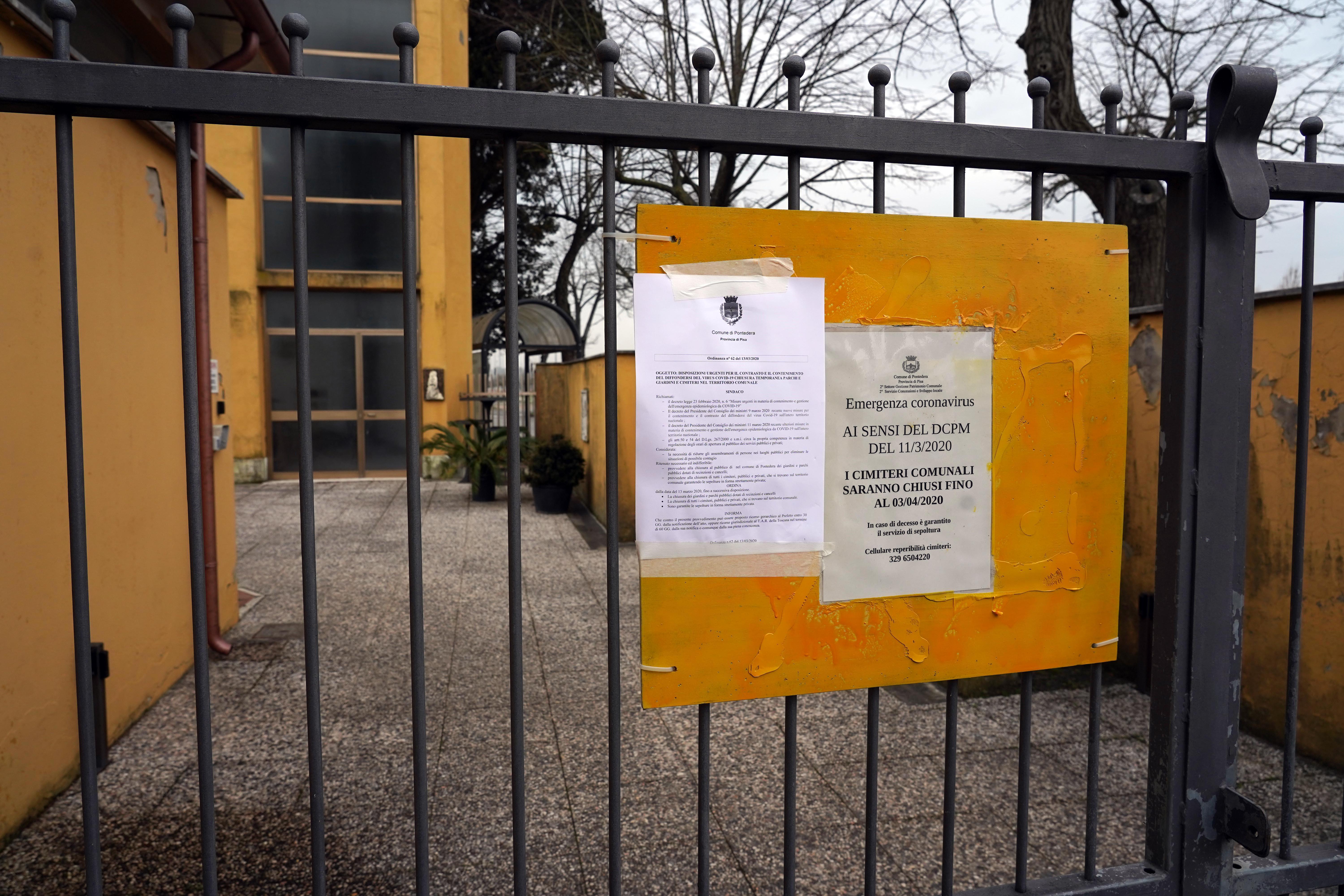 Il cimitero di Pontedera chiuso per il coronavirus