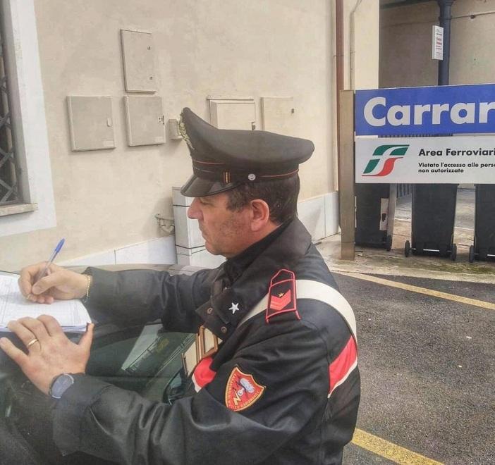 Ladro in farmacia, bottino di vitamina C Rubato un pacco intero, valore 400 euro Un uomo di mezza età ha aspettato che il corriere depositasse lo scatolone all’ingresso, lo ha afferrato ed è fuggito 