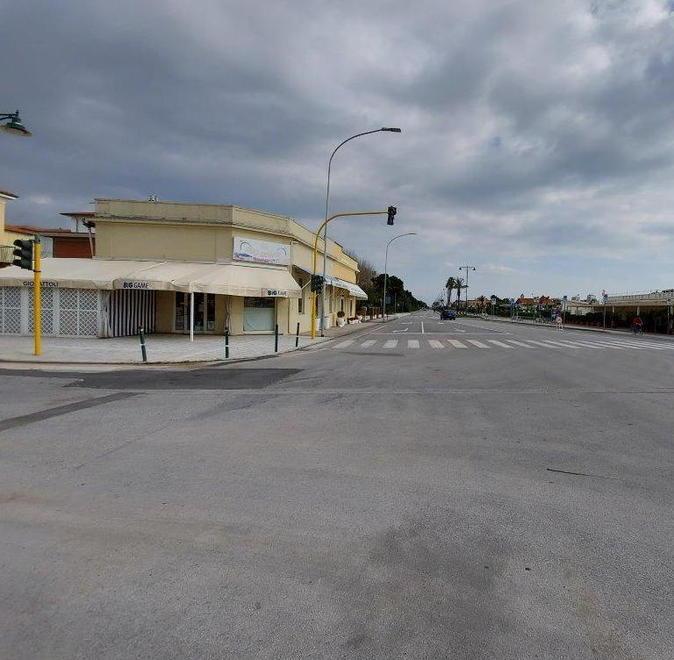 Dal centro di Pietrasanta al pontile del Forte lungo strade deserte di una Versilia silenziosa 