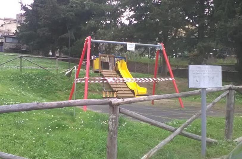 Circondate dal nastro le altalene dei parchi