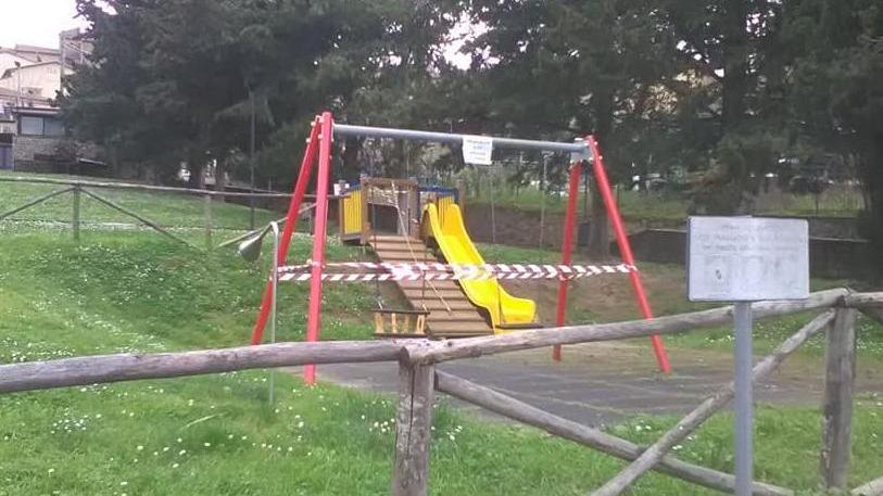 Circondate dal nastro le altalene dei parchi