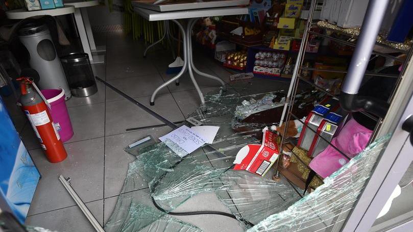 Due spaccate in una sera per pochi soldi Scappa zoppicando, arrestato subito