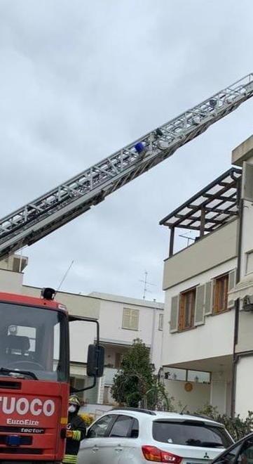 Prende fuoco un comignolo
