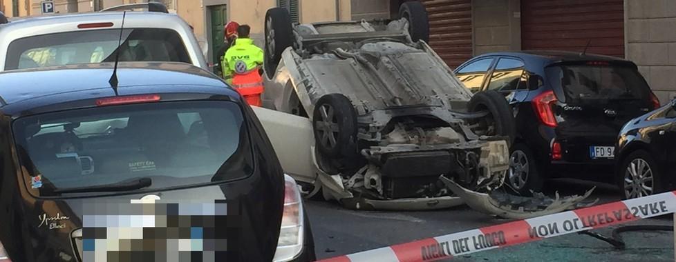Si ribaltano con l’auto: quattro feriti Traffico in tilt