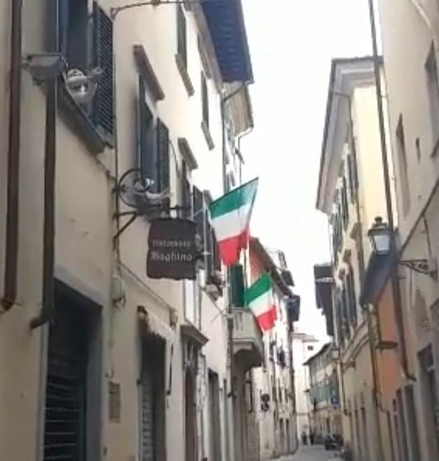 Applausi a medici e infermieri dalle finestre