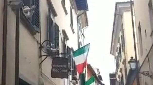 Applausi a medici e infermieri dalle finestre