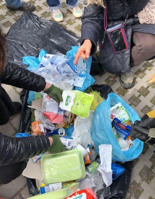 Gettava sacchi in super Punito con tre sanzioni e l’obbligo della pulizia