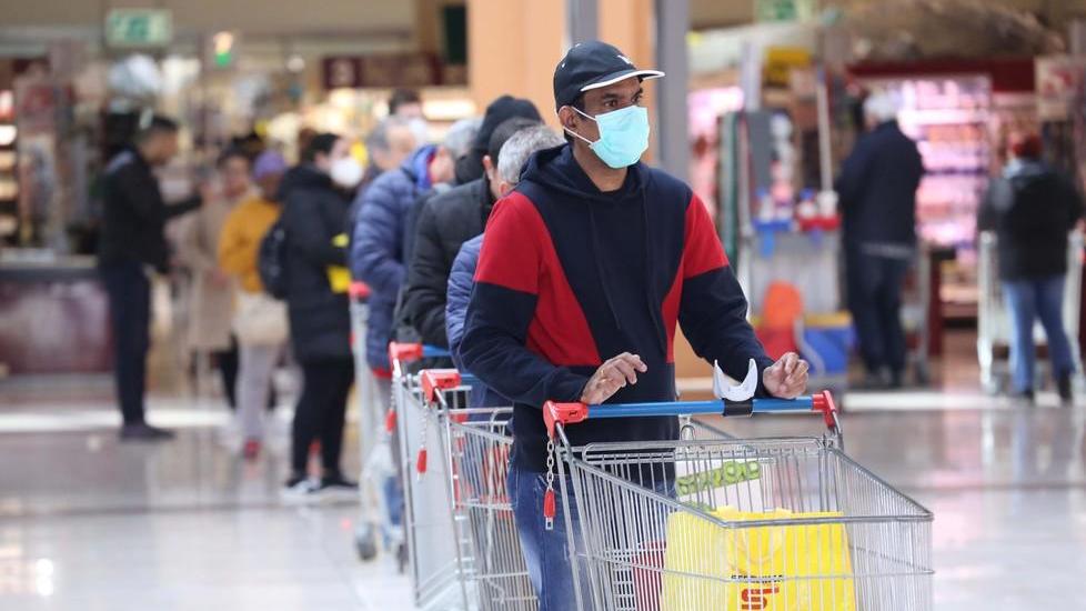 L’appello dell’Esselunga «Aiutateci a consentire una spesa in sicurezza»