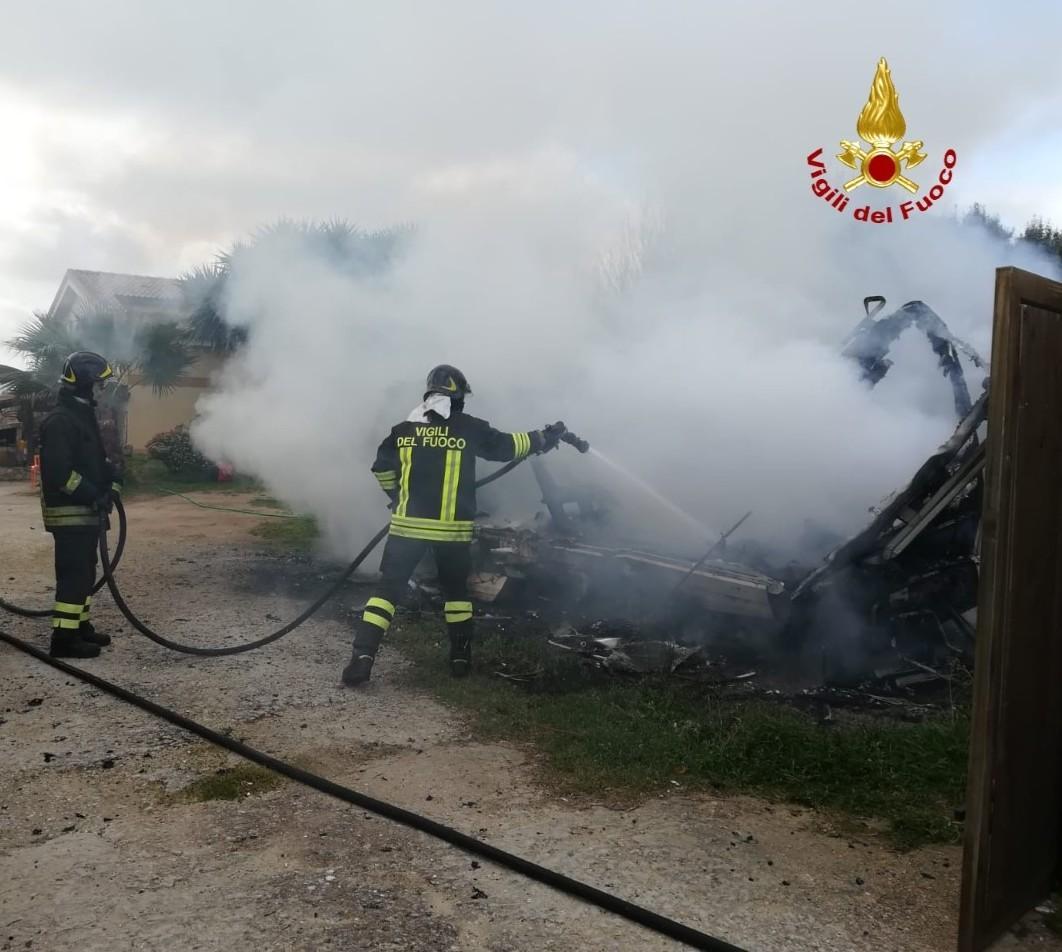 Un camper prende fuoco a San Giovanni 