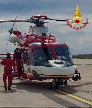 Due barelle per biocontenimento trasportate dai vigili del fuoco