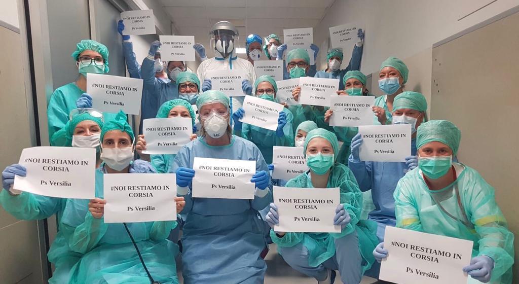 Il personale del pronto soccorso: la vestizione è diversa perché si basa sulla distinzione tra chi ha a che fare con i pazienti sospetti di contagio e chi segue gli altri pazienti