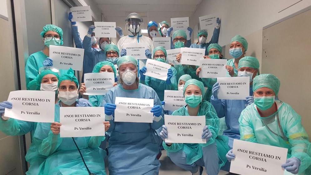 Il personale del pronto soccorso: la vestizione è diversa perché si basa sulla distinzione tra chi ha a che fare con i pazienti sospetti di contagio e chi segue gli altri pazienti