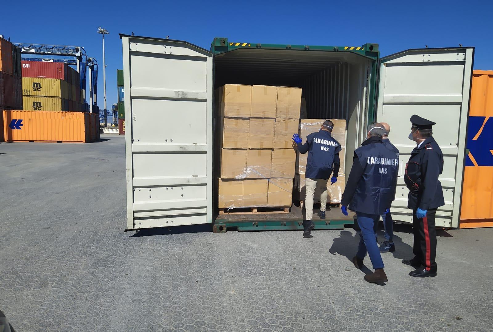 Carico di mascherine e guanti sequestrato al porto di Cagliari