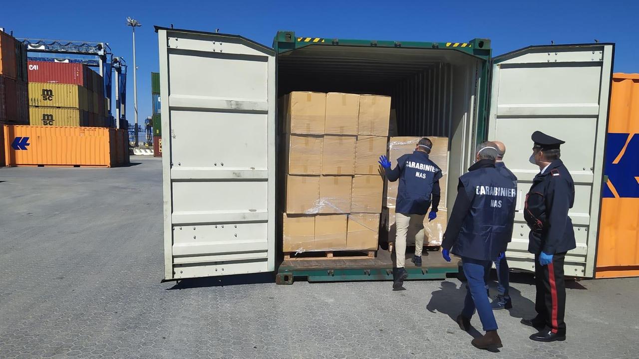 Carico di mascherine e guanti sequestrato al porto di Cagliari