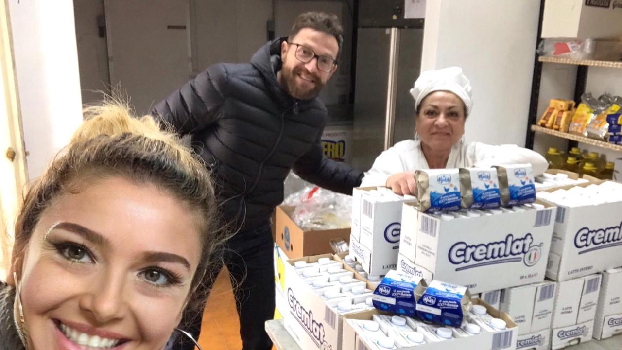 Sara Santucci in un selfie con i prodotti donati al De Sortis