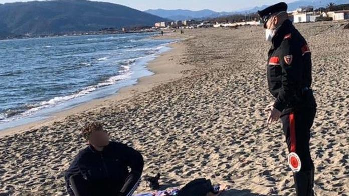 In spiaggia e sugli scogli: arrivano i carabinieri, ma non se ne vogliono andare