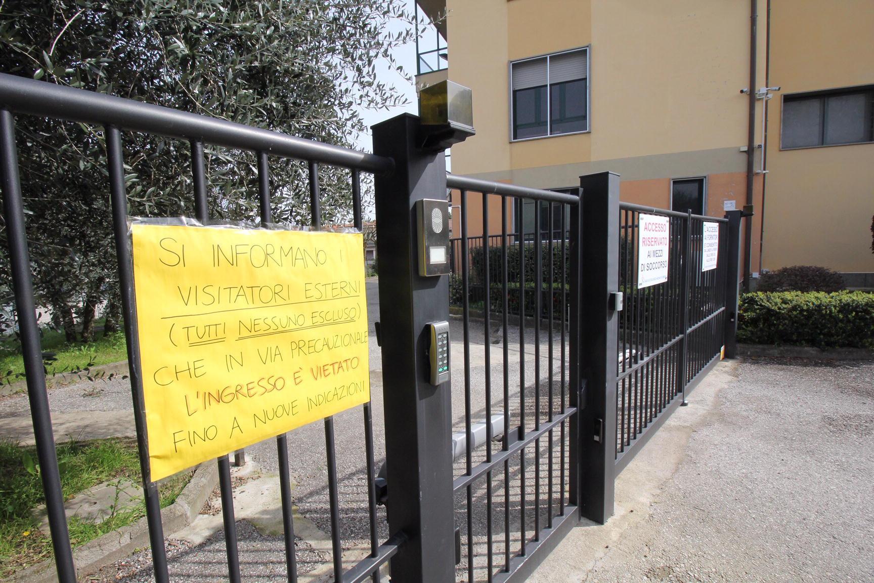 L'ingresso della casa di riposo di Comeana (foto Batavia)