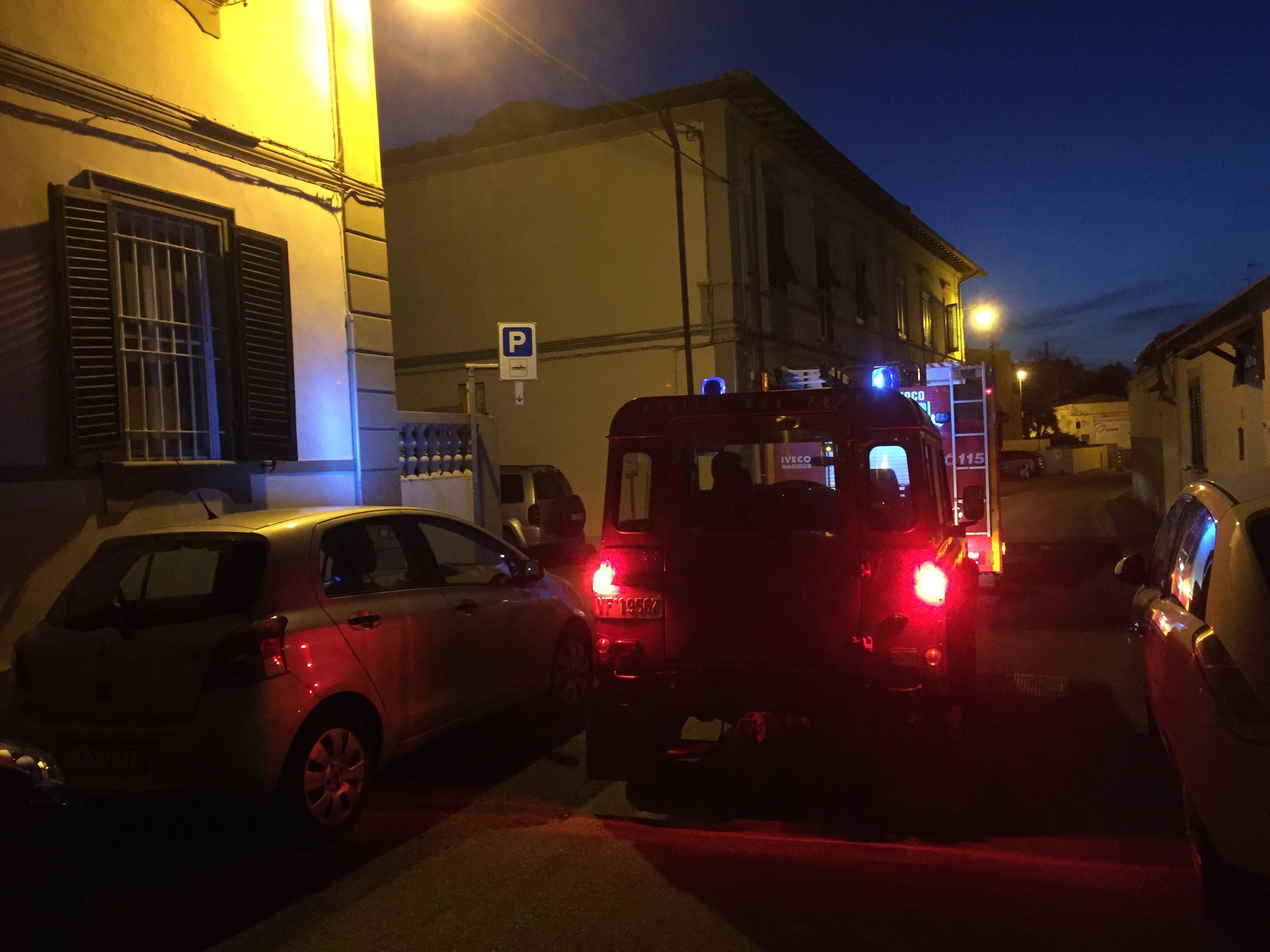 I vigili del fuoco in via dell'Olmo