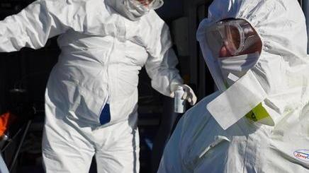 Sanificazione in corso di un’ambulanza (foto Franco Silvi)