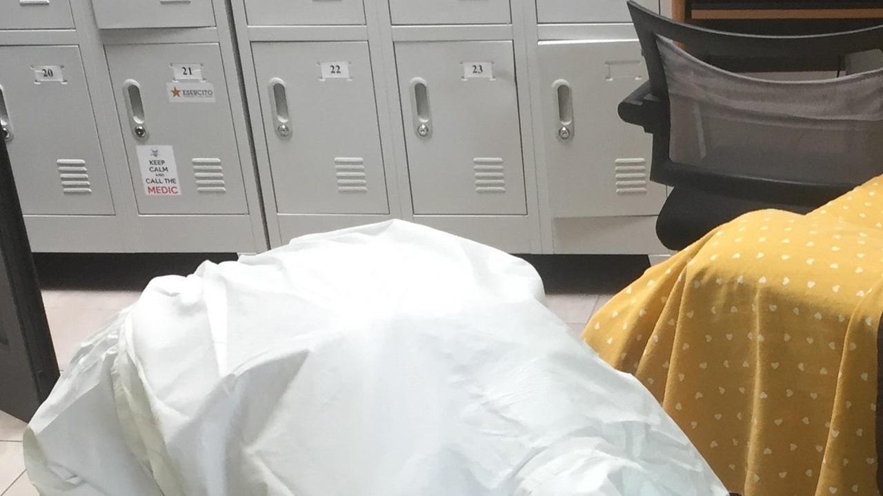Il medico del 118 costretto a indossare un sacchetto ai piedi