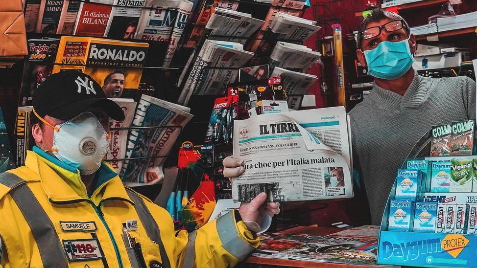 La consegna del Tirreno ai volontari (foto Marzi)