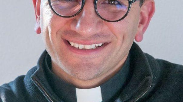Correggio, il sacerdote pneumologo torna in corsia