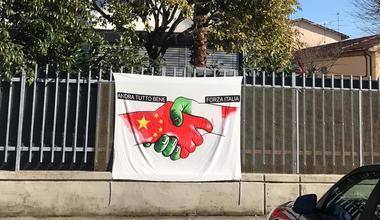 Lo striscione comparso oggi davanti al centro culturale cinese in via Toscana
