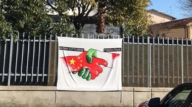 Lo striscione comparso oggi davanti al centro culturale cinese in via Toscana