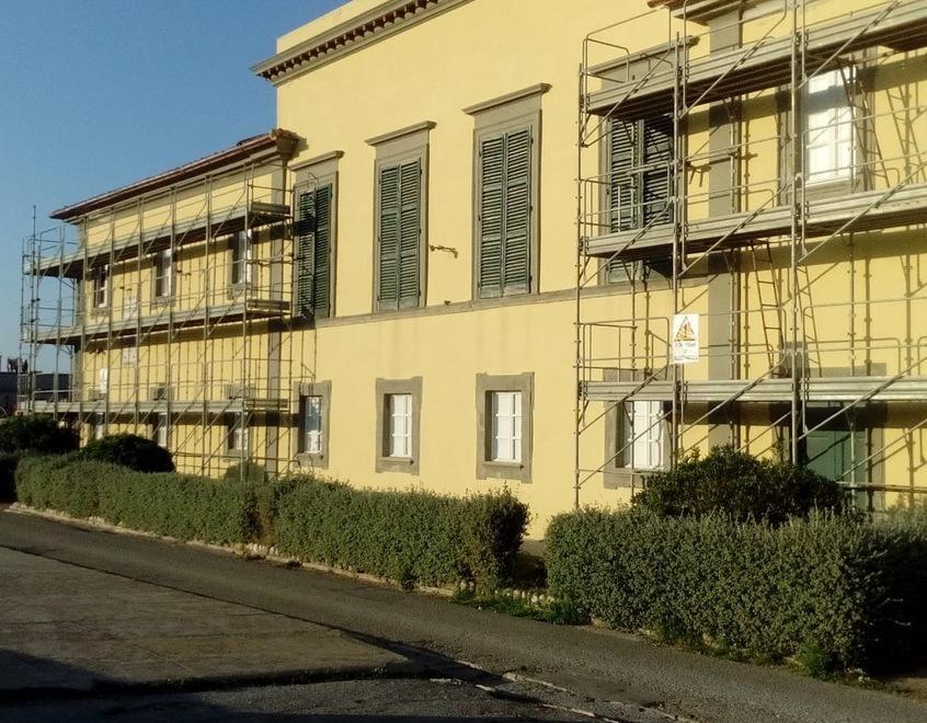 Impalcature alla villa dei Mulini Lavori alla facciate e alle grondaie 