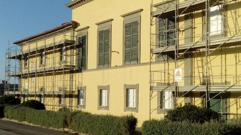 Impalcature alla villa dei Mulini Lavori alla facciate e alle grondaie