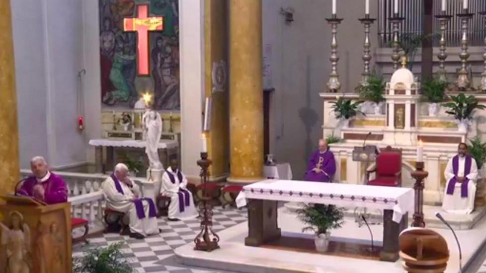 I parroci e le messe social «Sappiamo che i vostri cuori sono dietro il pc»