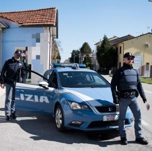 Organizza una festa in casa con gli amici ma arriva la polizia: denunciati 5 giovani 