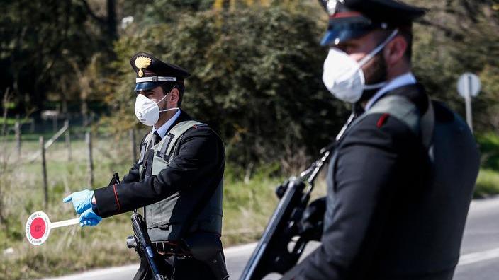 Fugge all’alt dei carabinieri giovane inseguito e bloccato