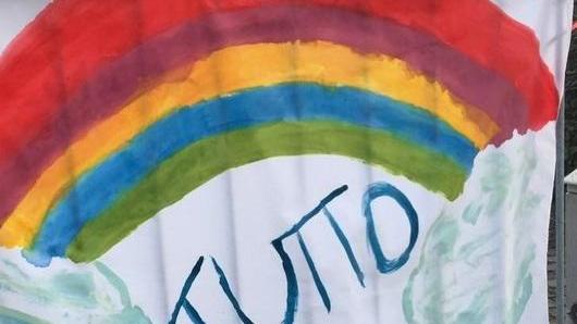 Rubato uno striscione colorato da una bimba